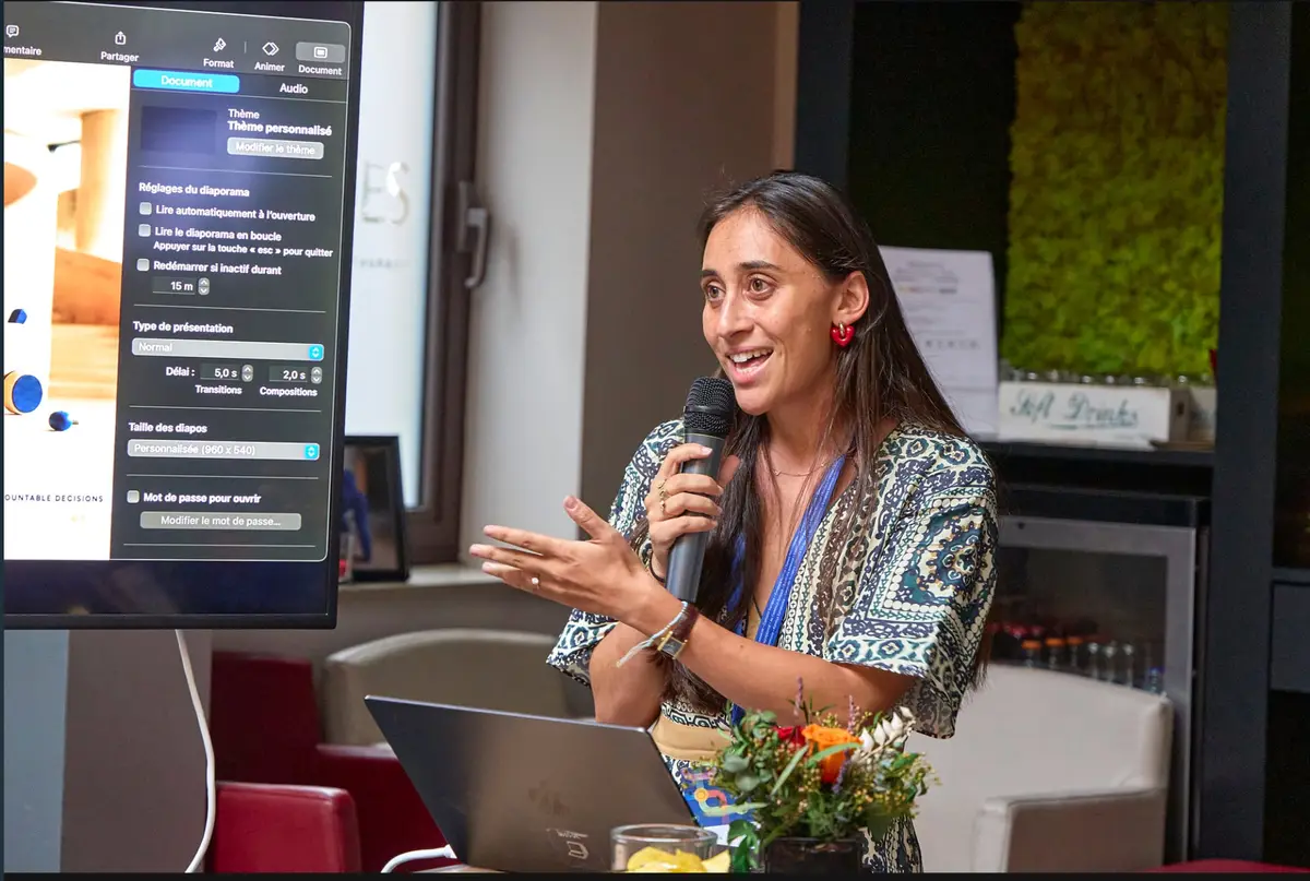 Naomie Halioua au micro pendant la keynote
